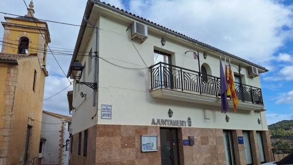 Un pueblo de Alicante de 300 habitantes pide ayuda urgente para rescatar a 116 perros de una finca: “No tenemos veterinario ni medios” - El rescate y alojamiento de más de cien perros supone un reto “inviable” para Confrides