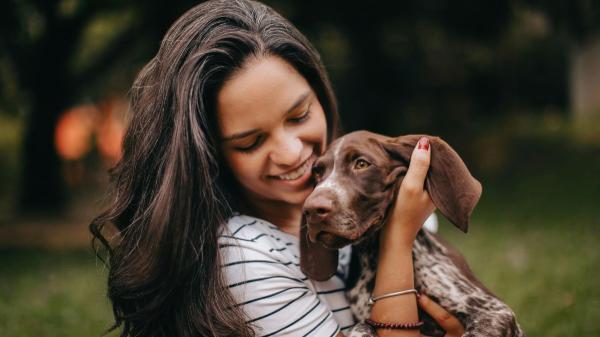 Las personas que hablan con su perro como si fuera humano comparten estos 5 rasgos, según la psicología - Tendencia excesiva a la humanización 