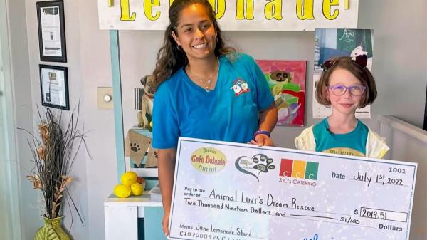Con solo 7 años, una niña empezó a vender limonada para ayudar a los animales y acabó recaudando más de 50.000 euros: “Los niños pueden cambiar el mundo”