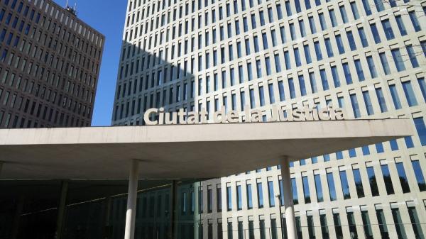 Una sentencia histórica reconoce que faltar al trabajo por una urgencia con tu mascota ya no justifica el despido - Despedida por ausentarse para aplicar la eutanasia de urgencia a su perra