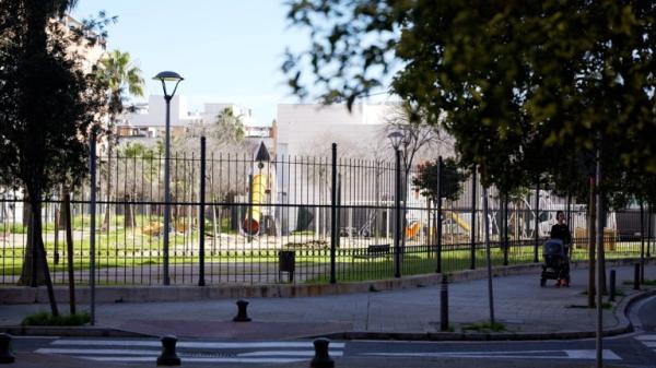 “Nunca dejes que tu perro coma nada del suelo”: el cierre de un parque de Sevilla tras encontrar salchichas con agujas reaviva esta advertencia - Lo ocurrido en el Parque de la Rosaleda no ha sido un caso aislado: Sevilla ya había cerrado otro parque