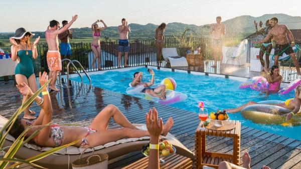 La ley lo deja claro: tu perro no puede bañarse libremente en una piscina comunitaria - Piscinas caninas y jornadas de baño: la solución para perros que sí pueden disfrutar del agua