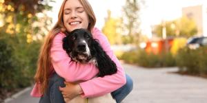 La ‘hormona del amor’ también se activa con cada mirada o caricia a tu perro o gato, según la ciencia