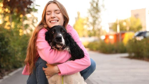 La ‘hormona del amor’ también se activa con cada mirada o caricia a tu perro o gato, según la ciencia