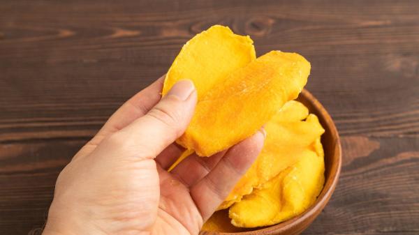 María, veterinaria: “Los frutos rojos son mi opción favorita para los perros, pero hay otras 4 frutas muy buenas” - Mango: una fruta dulce y nutritiva, pero siempre sin hueso