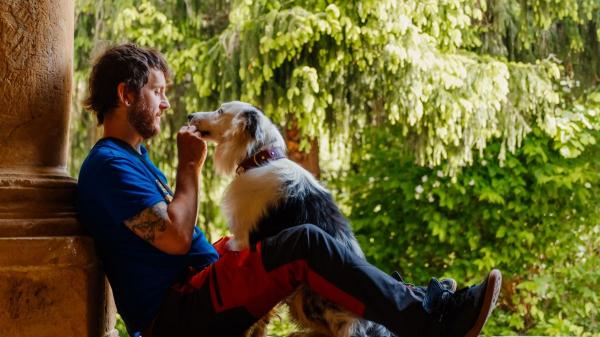Juan Manuel Liquindoli, educador canino: “Cuando tu perro te mira durante el paseo, está comprobando si la situación es segura” - La importancia de tu reacción para tu perro en situaciones nuevas