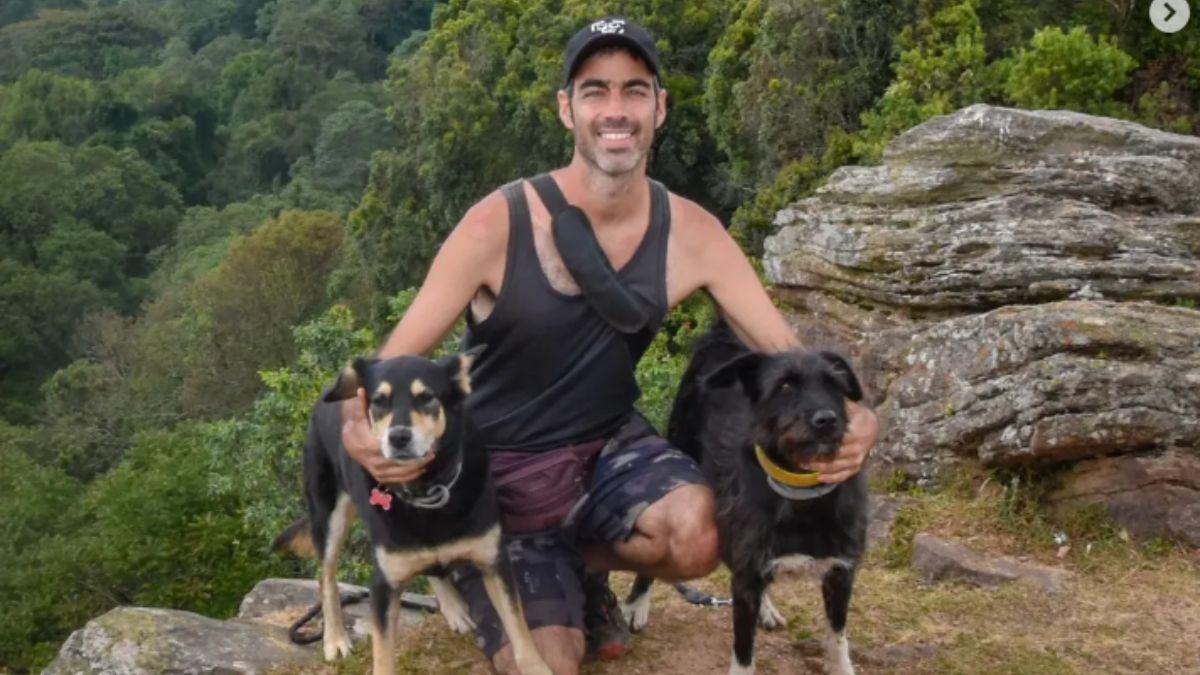La aventura del español Roberto Sastre y sus dos perritas: 31 países africanos, un velero por el mar Rojo y una promesa intacta