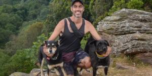 La aventura del español Roberto Sastre y sus dos perritas: 31 países africanos, un velero por el mar Rojo y una promesa intacta