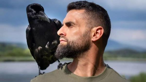 Vive con cuervos, halcones y perros: así es la sorprendente vida del gallego Anubis Dimitri y su lucha por salvar a los animales - El proyecto de Anubis Dimitri para devolver aves heridas a la naturaleza