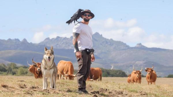 Vive con cuervos, halcones y perros: así es la sorprendente vida del gallego Anubis Dimitri y su lucha por salvar a los animales - La historia de Anubis Dimitri: de mariscador a vivir con una manada de animales