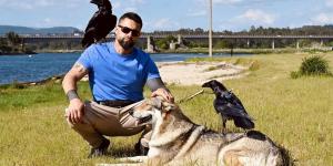 Vive con cuervos, halcones y perros: así es la sorprendente vida del gallego Anubis Dimitri y su lucha por salvar a los animales