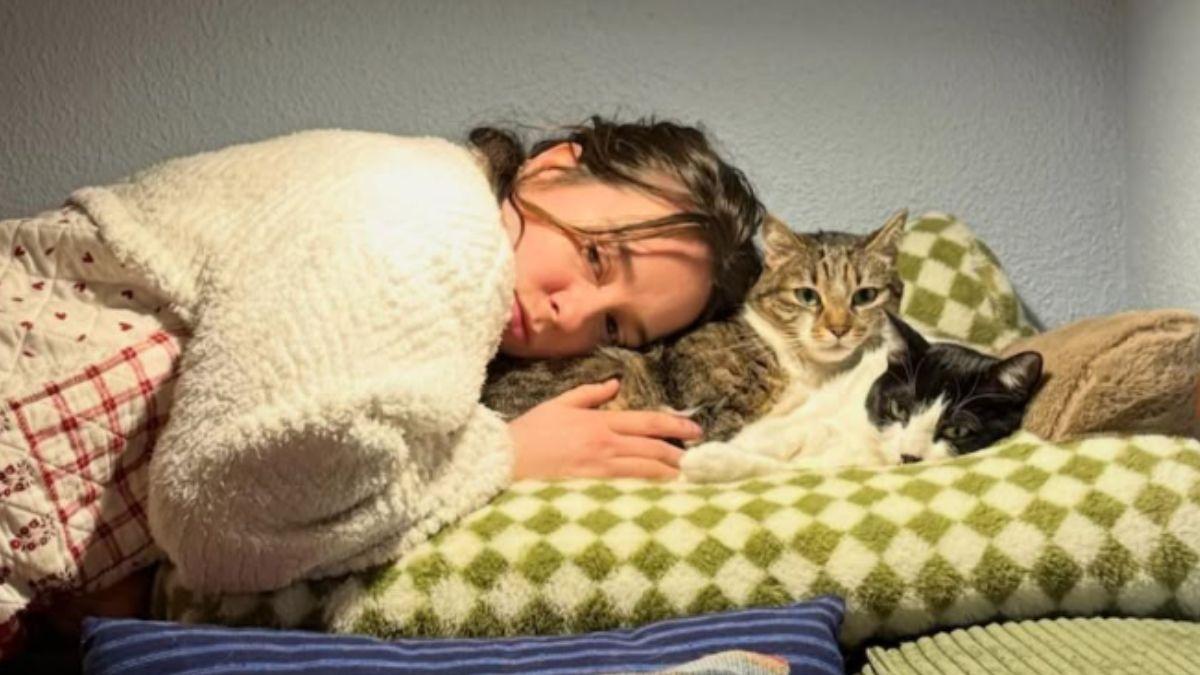 La actriz Paula Usero crea su propia asociación para ayudar a las colonias felinas de la España vaciada: “No podemos dejar a estos gatos sin futuro”