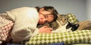 La actriz Paula Usero crea su propia asociación para ayudar a las colonias felinas de la España vaciada: “No podemos dejar a estos gatos sin futuro”