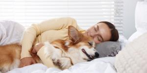 Dormir con tu perro puede decir más de lo que imaginas sobre vuestra relación