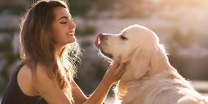 Las personas que siempre acarician perros en la calle comparten estos rasgos, según la psicología