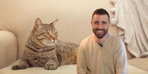 Carlos Gutiérrez, veterinario: “Los gatos eligen a su humano buscando un apego seguro, alguien que les proteja”