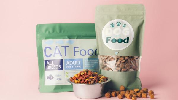 La compra de comida para gatos se dispara mientras la de perros apenas crece: qué está cambiando en los hogares - Cada vez hay más gatos en los pisos españoles: así está cambiando el mercado de las mascotas