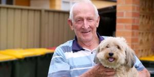 Un jubilado de 82 años recicló más de un millón de latas y botellas y recaudó más de 100.000 dólares para salvar perros abandonados