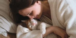Las personas que duermen con su gato comparten estos 5 rasgos, según la psicología