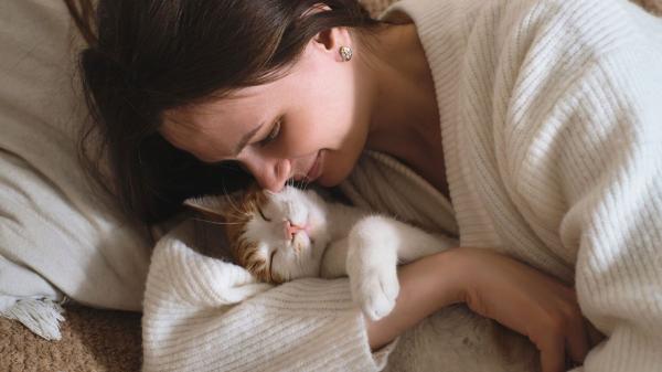 Las personas que duermen con su gato comparten estos 5 rasgos, según la psicología
