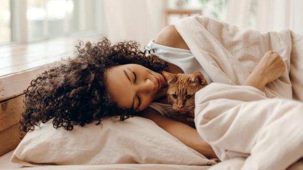 Las personas que duermen con su gato comparten estos 5 rasgos, según la psicología - Tienen una fuerte necesidad de apego