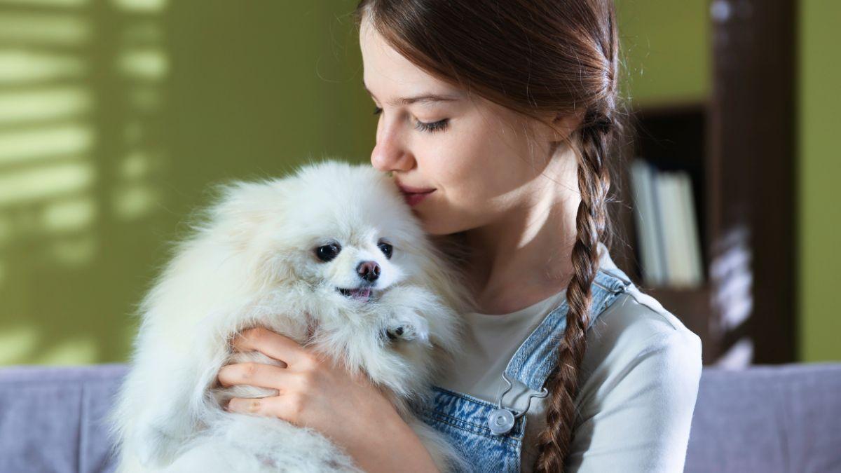 Vivir con un perro deja una huella bacteriana en la boca de los adolescentes que les ayuda a relacionarse mejor, según un estudio