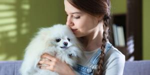 Vivir con un perro deja una huella bacteriana en la boca de los adolescentes que les ayuda a relacionarse mejor, según un estudio