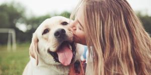 No es exageración: la ciencia explica por qué ves a tu perro o gato como un hijo (y qué dice sobre ti)